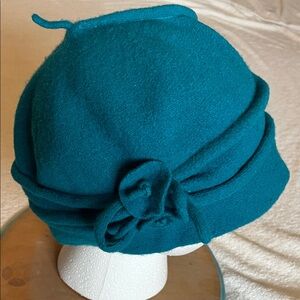 100% wool - Canadian Parkhurst Teal cloche-like Hat with Floral Detail